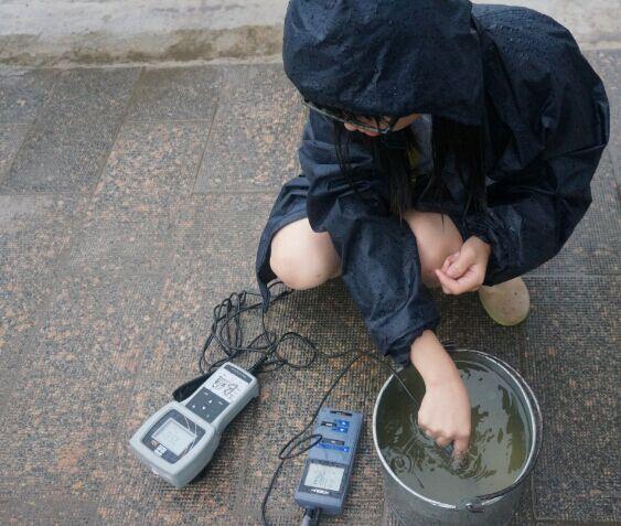 护美调研团携手湖州环境保护局监测水质